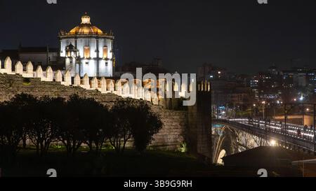 Abendblick auf einen Teil der Brücke Ponte Luis I und das Kloster Mosteiro da Serra do Pilar vom Nordufer des Flusses Douro, Porto, Portugal Stockfoto
