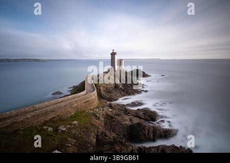 Pointe du Petit Minou, Leuchtturm Petit Minou, Iroise-Meer, Goulet de Brest, Plouzane, Finistère, Frankreich, Europa Stockfoto
