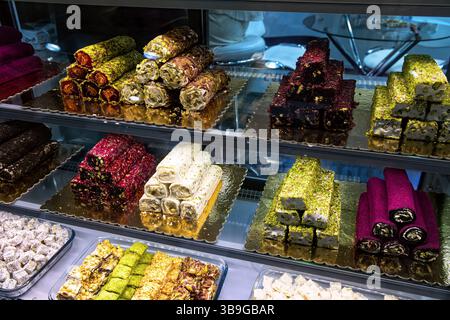 Verschiedene köstliche türkische Köstlichkeiten im Süßwarenladen-Fenster. Stockfoto