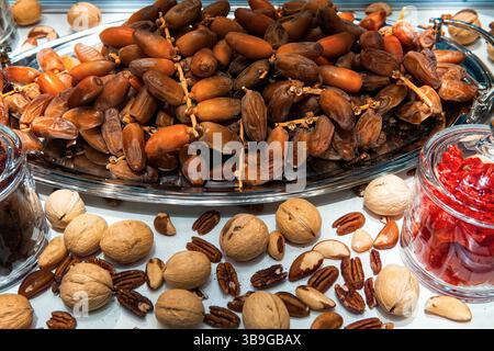 Verschiedene Nüsse und getrocknete Früchte in der Vitrine für Lebensmittel. Stockfoto