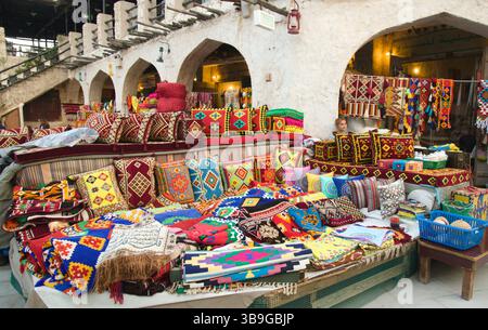 Katar, Doha, Souk Waqif, Teppichgeschäft, Stockfoto
