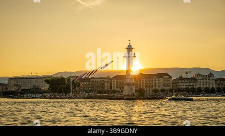 Faszinierender Blick auf einen goldenen Sonnenuntergang, der den Leuchtturm am Genfer See umgibt, mit klarem Himmel und ruhigem Wasser. Stockfoto