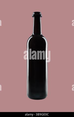 Vollständig geschlossene elegante dunkle Weinflasche ohne Etikett auf rosafarbenem Hintergrund, bereit für Ihre Marke Stockfoto
