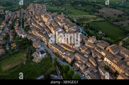 Aus der Vogelperspektive von Treia, Italien, mit seiner bemerkenswerten mittelalterlichen Architektur, eingebettet in üppige Felder. Dieses Panorama erfasst das einzigartige Layout von t Stockfoto