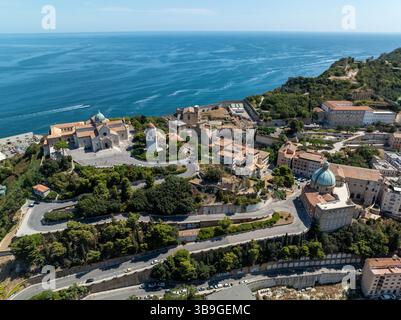 Luftaufnahme mit der historischen Architektur von Ancona, Italien. Die pulsierende Küstenstadt, eingebettet an der Adriaküste, bietet atemberaubend Stockfoto