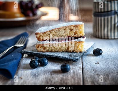 Ein Stück glutenfreier Kuchen in einem Café Stockfoto