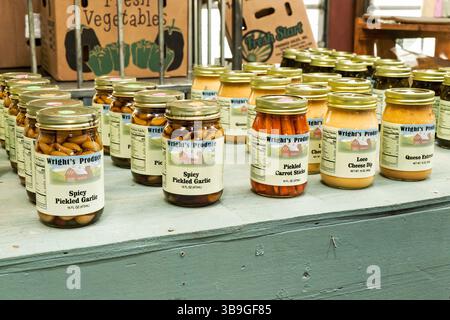 Gläser mit eingelegten Kräutern, Gemüse und Käse an einem Verkaufsstand auf einem lokalen Bauernmarkt in Montgomery Alabama. Stockfoto