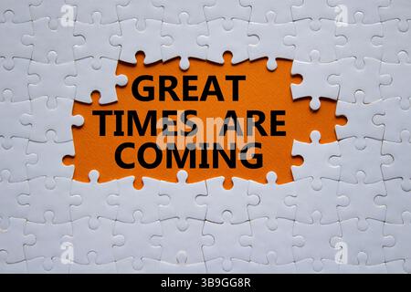 Große Zeiten werden bald Symbol. Concept Words Great Times kommt auf weißes Rätsel. Wunderschöner orangefarbener Hintergrund. Das Geschäft und die großartigen Zeiten kommen Stockfoto
