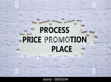 Symbol „Preis Promotion“ verarbeiten. Weißes Puzzle mit den Worten Process Price Promotion Place. Schöner weißer Hintergrund. Geschäftskonzept. Kopierbereich. Stockfoto