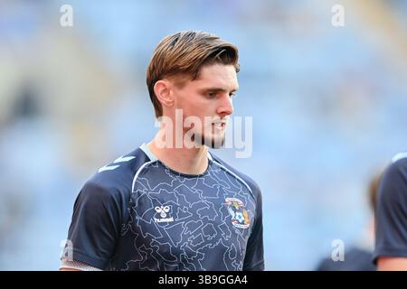 Jack Rudoni (5 Coventry City) wärmt sich während des Halbfinalspiels zwischen Coventry City und Sunderland in der Coventry Building Society Arena, Coventry, am Freitag, den 9. Mai 2025 auf. (Foto: Kevin Hodgson | MI News) Credit: MI News & Sport /Alamy Live News Stockfoto