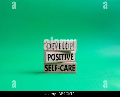 Entwickeln Sie ein positives Selbstpflegesymbol. Konzeptworte entwickeln positive Selbstpflege auf Holzklötzen. Schöner grüner Hintergrund. Und sich positiv entwickeln Stockfoto