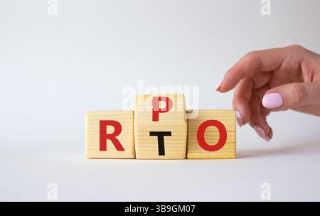 RPO vs. RTO-Symbol. Geschäftsmann zeigt auf Holzwürfel mit den Worten RTO und RPO. Schöner weißer Hintergrund. Geschäftskonzept. Kopierbereich Stockfoto