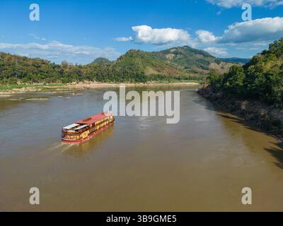 Aus der Vogelperspektive des Boutique-Flusskreuzfahrtschiffs Anouvong (Heritage Line) auf dem Oberen Mekong, Houne District, Udomsai, Laos, Asien Stockfoto