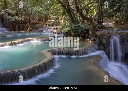 Das Wasser fließt über Felsen im Fluss unterhalb der Kuang Si Wasserfälle in der Nähe von Kuang Si, Luang Prabang District, Luang Prabang, Laos, Asien Stockfoto