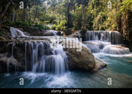 Das Wasser fließt über Felsen im Fluss unterhalb der Kuang Si Wasserfälle in der Nähe von Kuang Si, Luang Prabang District, Luang Prabang, Laos, Asien Stockfoto