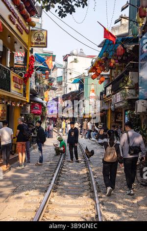 Touristen entlang der Bahngleise auf der berühmten „Train Street“ in Hanois Altstadt, Hanoi, Hanoi Hauptstadt, Vietnam, Asien Stockfoto