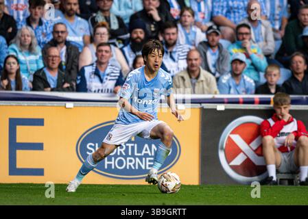 9. Mai 2025; Coventry Building Society Arena, Coventry, England; EFL Championship Play Off First Leg, Coventry City gegen Sunderland; Tatsuhiro Sakamoto aus Coventry am Ball Stockfoto