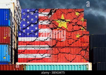 Gestapelte Behälter mit gebrochenen Flaggen aus den USA und China, Fotomontage Stockfoto