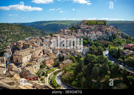 Seitenansicht des historischen Zentrums von Ibla in Ragusa, Sizilien, Italien, mit seinen Häusern, die über einen Hügel kaskadieren, das zum UNESCO-Weltkulturerbe gehört. Stockfoto