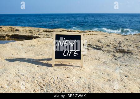 Neues Lebenssymbol. Concept Words New Life auf schwarzem Kreide Hintergrund. Wunderschöner Meeresgrund. Business and New Life Concept. Kopierbereich. Stockfoto