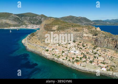Luftaufnahme der Insel mit Stadt, Monemvasia, Peloponnes, Griechenland, Europa Stockfoto