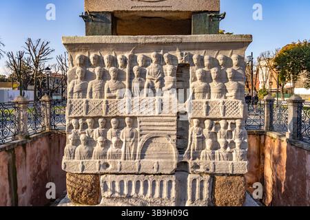 Marmorsockel des altägyptischen Obelisken von Theodosius oder Obelisken von Istanbul mit Reliefs am Hippodrom in Istanbul, Türkiye Stockfoto