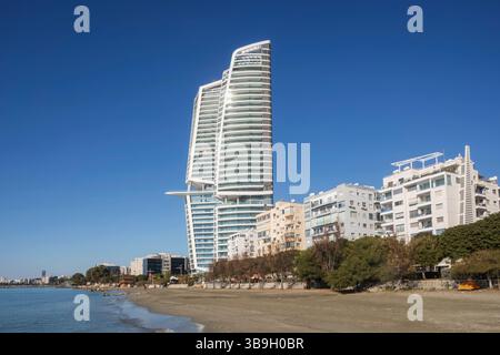 Zypern, Limassol (Lemesos), Strand und moderne Hochhäuser Stockfoto