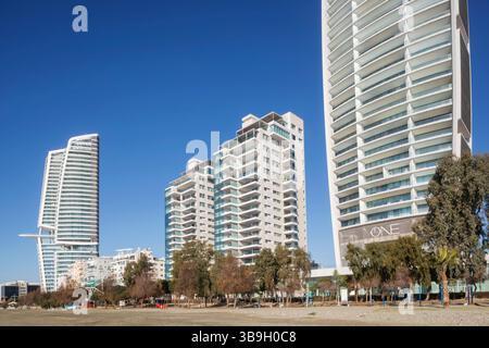 Zypern, Limassol (Lemesos), Strand und moderne Hochhäuser Stockfoto