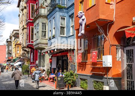 Café und Geschäfte im farbenfrohen Balat-Viertel, Istanbul, Türkiye Stockfoto