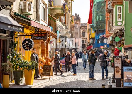 Café und Geschäfte im farbenfrohen Balat-Viertel, Istanbul, Türkiye Stockfoto
