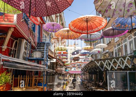 Bunte Regenschirme über der Regenschirmstraße Hoca Tahsin in Karaköy, Istanbul, Türkiye Stockfoto
