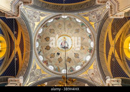 Kuppel der griechisch-orthodoxen Hagia Triada Kirche in Beyoğlu, Istanbul, Türkiye Stockfoto