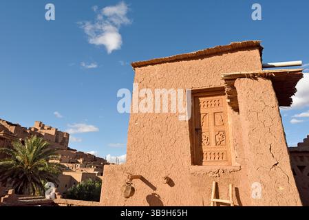Schlafzimmer auf der Terrasse von Kasbah Tebi, Gästehaus im Herzen des Ksar von Ait-Ben-Haddou, Tal des Flusses Ounila, Provinz Ouarzazate, Region Dra Stockfoto