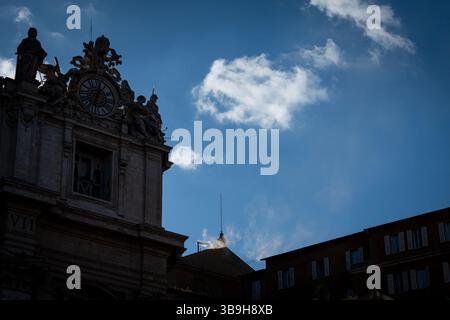 Vatikan, Vatikan. Mai 2025. Weißer Rauch weht aus dem Schornstein der Sixtinischen Kapelle für den Neuen Papst am zweiten Tag des Konklaves in Vatikanstadt. Quelle: SOPA Images Limited/Alamy Live News Stockfoto