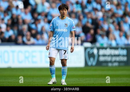 Tatsuhiro Sakamoto von Coventry City während der Sky Bet Championship Palyoff Halbfinalspiel Coventry City gegen Sunderland in der Coventry Building Society Arena, Coventry, Großbritannien, 9. Mai 2025 (Foto: Gareth Evans/News Images) Stockfoto