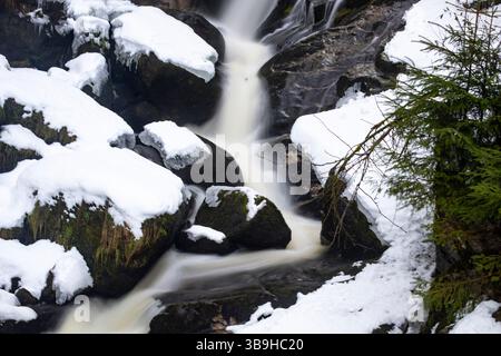 Triberg Wasserfälle im Winter, Deutschlands höchste Wasserfälle in Triberg, Baden-Württemberg, Deutschland Stockfoto