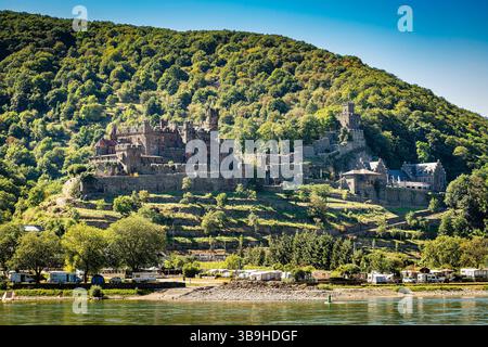 Schloss Reichenstein bei Trechtingshausen, Mittelrhein, umgebaut von Freiherr Nikolaus von Kirsch-Puricelli, eine Hügelburg im neogotischen Stil, UNESCO-Weltkulturerbe Oberes Mittelrheintal Stockfoto