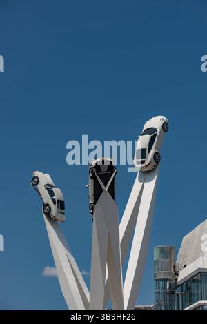 Kunstwerk Inspiration 911 von Gerry Judah mit Porsche 911 Fahrzeugen, Porscheplatz in Zuffenhausen, Stuttgart, Baden-Württemberg, Deutschland, Europa Stockfoto