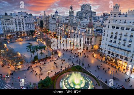 Rathaus, Blick von der Dachterrasse des Atenea Sky bei Sonnenuntergang, Plaza del Ayuntamiento, Valencia, Comunidad Valenciana, Spanien, Europa Stockfoto