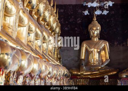Goldene Buddha-Statuen, Bhumispara-mudra, Buddha Gautama im Moment der Erleuchtung, Wat Suthat Thepwararam, Bangkok, Thailand, Asien Stockfoto