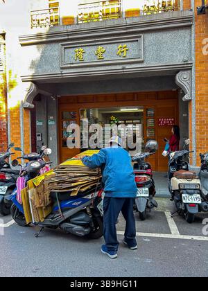 Taipeh, Taiwan, Taiwanese, Senior Working , On Street, Müllrecycling, städtische Armut Stockfoto