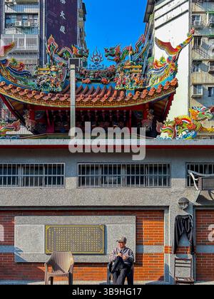 Taipeh, Taiwan, Außenansicht, Taiwanesischer Buddhistischer Tempel, Historisches Denkmal, 'Puyuan Palace » Senior Mann, der allein sitzt Stockfoto