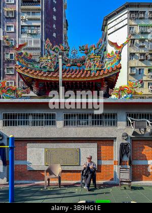 Taipeh, Taiwan, Außenansicht, Taiwanesischer Buddhistischer Tempel, Historisches Denkmal, 'Puyuan Palace » Senior Mann, der allein sitzt Stockfoto