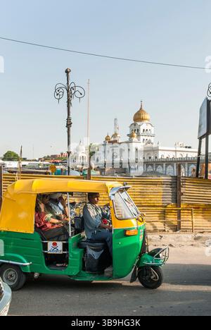 Auto-Rikscha vor der Gurudwara Bangla Sahib, der bekanntesten Sikh Gurdwara, oder Sikh Haus der Anbetung, in Delhi, Indien, Asien Stockfoto
