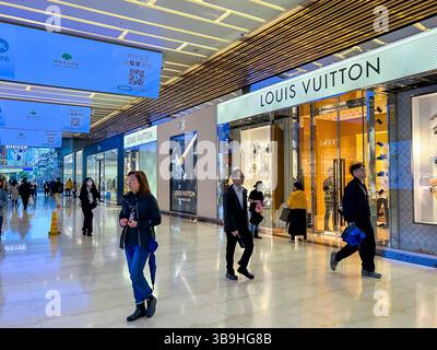 Taipei, Taiwan, Crowd People, Shopping Inside, Luxus Fashion Store, Louis Vuitton Storefront, im Einkaufszentrum « Xinya Stockfoto