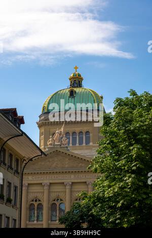 Wunderschönes Bundeshaus oder Bundespalast an einem sonnigen Tag in Bern, Kanton Bern, Schweiz. Stockfoto