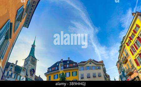Der Zeitglockenturm und die farbenfrohen Hausfassaden auf dem Marktplatz im Herzen der barocken Altstadt mit Sonnenlicht in sonnigem Herbst D Stockfoto