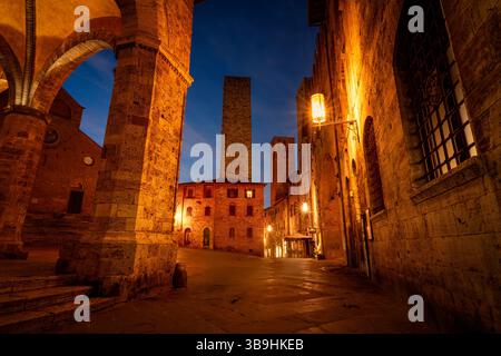Abendliche Stimmung auf der Piazza della Duomo, San Gimignano, Provinz Siena, Toskana, Italien Stockfoto