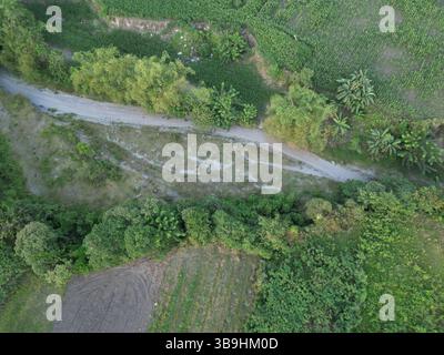 Luftaufnahme von Land und einem trockenen Flussbett in South Cotabato, Philippinen Stockfoto