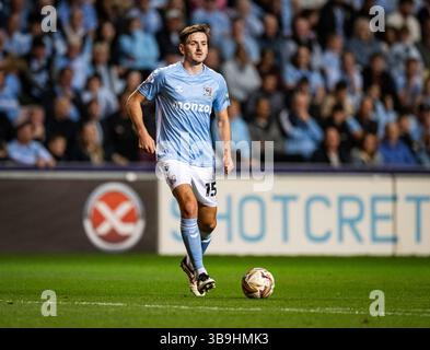 9. Mai 2025; Coventry Building Society Arena, Coventry, England; EFL Championship Play Off First Leg, Coventry City gegen Sunderland; Liam Kitching von Coventry am Ball Stockfoto